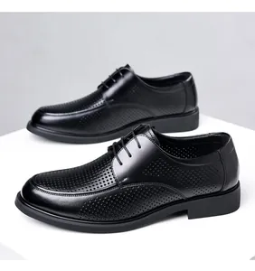 Primer plano de perforaciones láser transpirables en zapatos de vestir negros para hombre