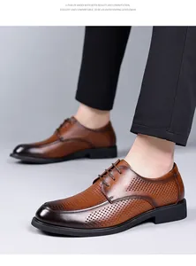 Detalle lateral de zapatos de vestir para hombre en cuero marrón perforado transpirable