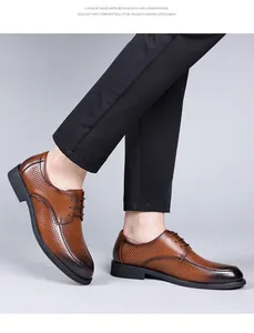 Detalle de zapatos de vestir de cuero perforado marrón para hombre para verano formal