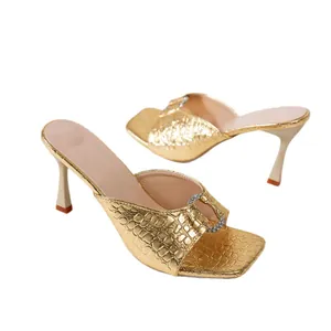 Mules élégantes à talon aiguille doré, texture crocodile et bout carré pour femme