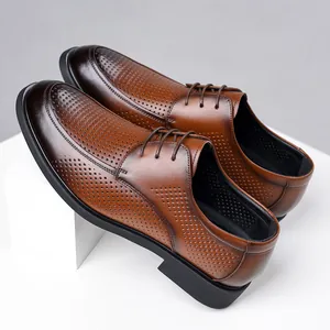 Zapatos de negocios en cuero perforado marrón con un elegante acabado degradado