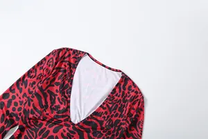 Vue détaillée de l'encolure en U profonde d'un body sexy imprimé léopard rouge et noir.