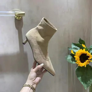 Elegante beige Wildleder-Stiefeletten mit spitzer Kappe und sehr schmaler Passform.