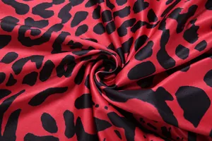 Vue macro détaillée de la texture et du motif léopard rouge et noir éclatant du tissu de mode