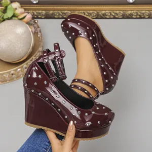 Zapatos Mary Jane de cuña en charol granate con tachuelas plateadas y correas