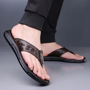 Tongs stylées pour hommes à motif crocodile marron et semelle noire antidérapante