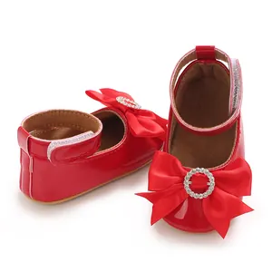 Détail de chaussures de princesse rouges pour enfants avec nœud en strass