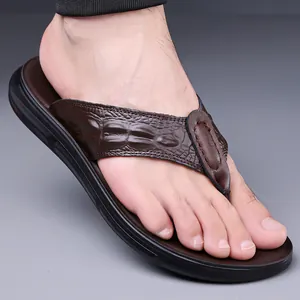 Tongs antidérapantes pour hommes avec brides en cuir à motif crocodile brun pour la plage
