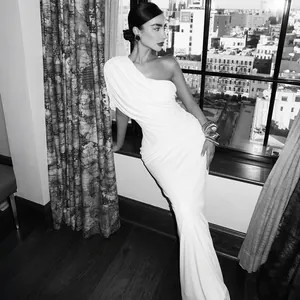 Elegantes französisches One-Shoulder-Drapiertes weißes Kleid für Damen in Stadtlage