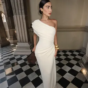 Elegantes weißes One-Shoulder-Maxikleid im französischen Stil, figurbetont und schick