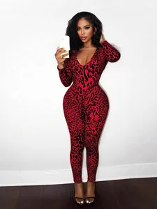 Combinaison sexy à imprimé léopard avec col en U profond et coupe ajustée pour femmes.