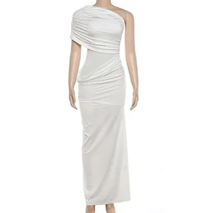 Detaillierte Frontansicht eines eleganten weißen One-Shoulder-Maxikleids an einem Mannequin