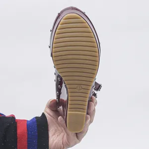 Primer plano de la suela de goma antideslizante de un zapato de cuña Mary Jane granate.