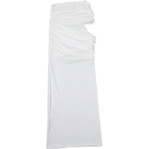Detailansicht der eleganten gerafften Textur eines weißen One-Shoulder-Maxikleides