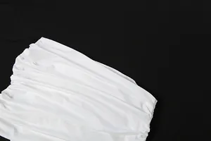 Detailansicht der hochwertigen Textur des weißen, gerafften One-Shoulder-Kleides