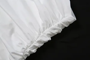 Nahaufnahme des elastischen, gerafften Taillendetails an einem weißen Kleid