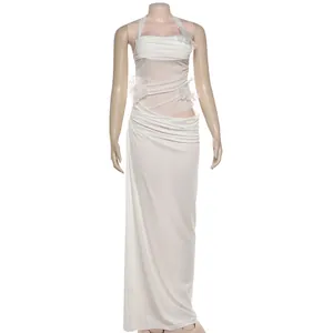 Vollansicht weißes Halterneck-Maxikleid mit Blumenapplikationen und Mesh-Ausschnitten