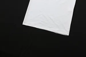 Detailansicht der Saumnaht an einem weißen, schmal geschnittenen Kleid im französischen Stil.
