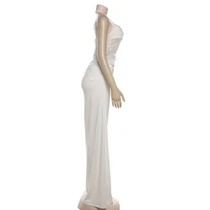 Seitenansicht des weißen Bodycon-Neckholder-Kleides mit floralem Taillendetail