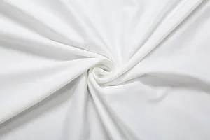 Detaillierte Textur aus weichem weißem Stoff, spiralig gerafft für elegantes Kleid