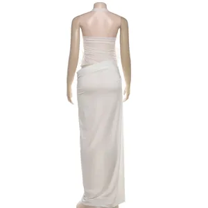 Detaillierte Rückansicht eines eleganten weißen Halter-Maxikleids mit 3D-Blumenapplikationen