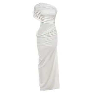 Detailansicht des weißen One-Shoulder-Maxikleides mit elegantem, gerafftem Stoffdesign