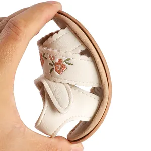 Flexible soft-soled baby girl sandals with flower embroidery for 0-12 months infants