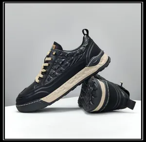 Gros plan de baskets noires pour hommes en cuir avec motif crocodile et semelle épaisse.