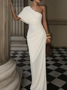 Elegantes weißes Maxikleid im französischen Stil mit einer Schulter frei