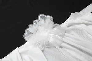 Detailansicht der eleganten, dreidimensionalen weißen Organza-Blumenapplikation