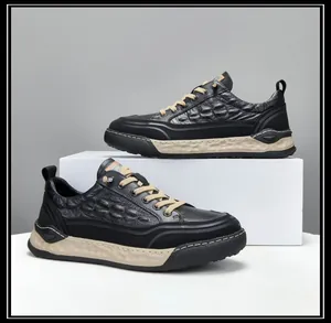 Chaussures compensées en cuir noir pour hommes avec texture crocodile et détails kaki