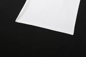 Detailaufnahme der sauberen Doppelnadelnaht am Saum eines weißen Baumwollkleides.
