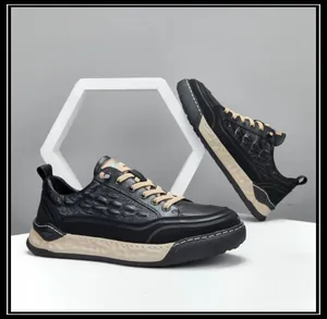 Détail de chaussures décontractées en cuir noir pour hommes avec motif croco et semelle.