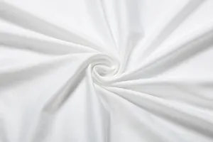 Nahaufnahme der hochwertigen weißen elastischen Stofftextur mit weichen Spiralenfalten