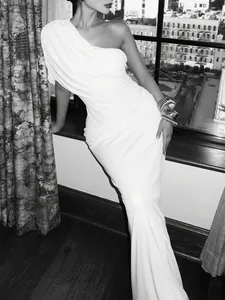 Elegantes weißes Abendkleid für Damen mit schräger Schulter, Falten und schmaler Form