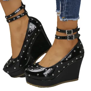 Elegantes zapatos de cuña en charol negro con remaches plateados y correas al tobillo para mujer
