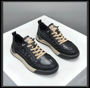 Détail de baskets en cuir noir avec motif crocodile et semelles épaisses beige.