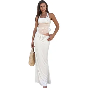 Detailansicht eines cremefarbenen Bodycon-Maxikleides mit Mesh-Patchwork und Blumen