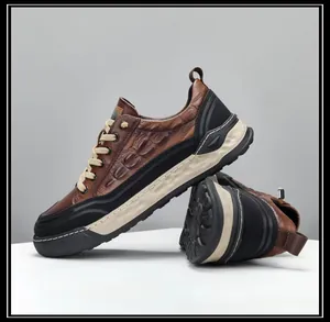 Vue détaillée de baskets compensées en cuir marron de qualité supérieure pour hommes à motif croco