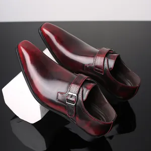 Détail de chaussures monk bordeaux pour homme avec une patine brillante et bout pointu chic