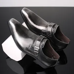 Détail de chaussures habillées pour hommes avec boucle et fini métallique