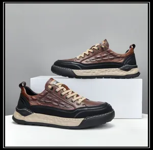Vue détaillée de chaussures décontractées en cuir marron avec motif crocodile pour homme