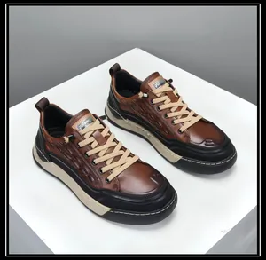 Détail de baskets en cuir marron gaufré pour hommes avec une semelle épaisse et élégante