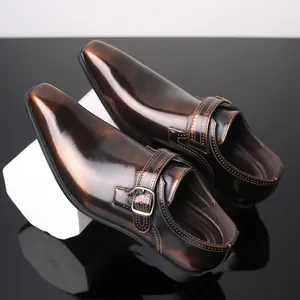 Gros plan sur des chaussures monk en cuir marron avec bout pointu et boucle élégante