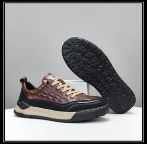 Détail de chaussures décontractées en cuir pour hommes montrant la texture crocodile.