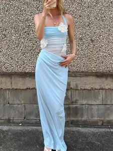 Sexy, schmal geschnittenes hellblaues Maxikleid mit Mesh-Einsatz und weißen Blumen
