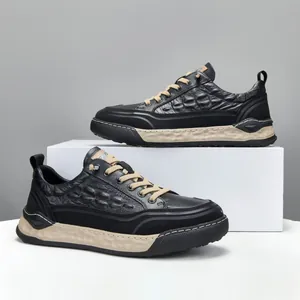 Chaussures décontractées pour hommes en cuir noir avec motif crocodile et semelle épaisse