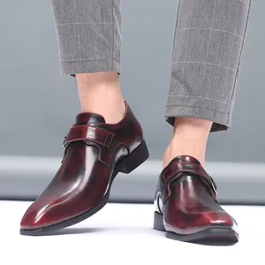 Chaussures habillées en cuir bordeaux pour hommes avec finition polie et bout carré