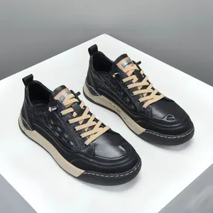 Baskets tendance en cuir noir pour hommes avec semelles épaisses et motif crocodile