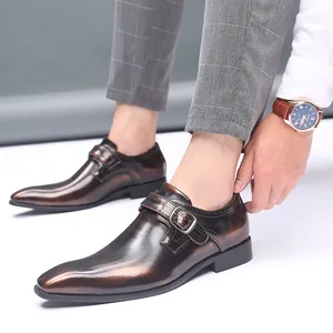 Détail de chaussures en cuir à boucle pour homme avec bout pointu et finition marron vintage